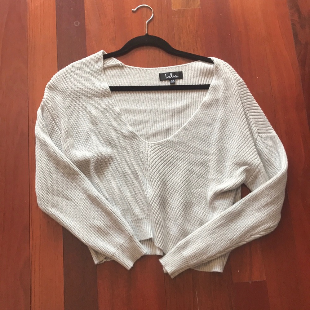 Lulus light grey sweater. Size XS. Cropped knit. Deep V.